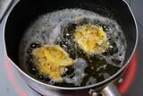 「【プリングルズのミルフィーユコロッケ】プリングルズとひき肉を重ねてパン粉をつけて油で揚げたザクザク食感のコロッケが誕生！＜野島慎一郎のバカレシピ＞」の画像6