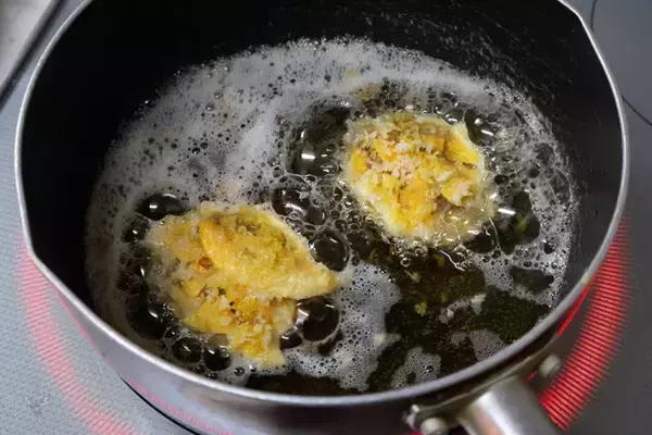 「【プリングルズのミルフィーユコロッケ】プリングルズとひき肉を重ねてパン粉をつけて油で揚げたザクザク食感のコロッケが誕生！＜野島慎一郎のバカレシピ＞」の画像