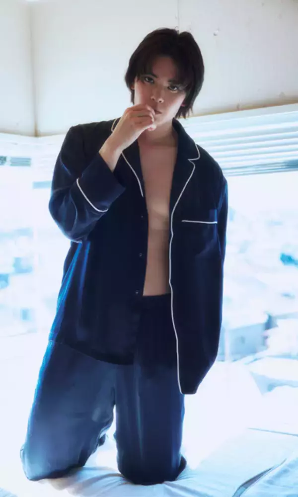 「2.5次元舞台で注目の俳優・二階堂心がデジタル写真集を発売。「"ヒモ男"設定のシーンでは愛犬と初共演しました！」」の画像