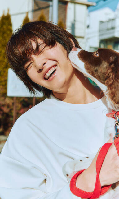 2.5次元舞台で注目の俳優・二階堂心がデジタル写真集を発売。「"ヒモ男"設定のシーンでは愛犬と初共演しました！」