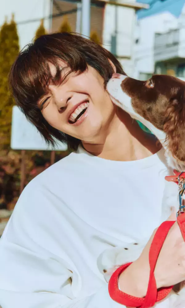 「2.5次元舞台で注目の俳優・二階堂心がデジタル写真集を発売。「"ヒモ男"設定のシーンでは愛犬と初共演しました！」」の画像