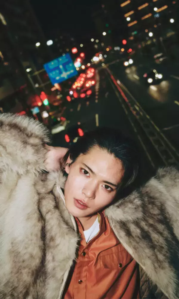 「2.5次元舞台で注目の俳優・二階堂心がデジタル写真集を発売。「"ヒモ男"設定のシーンでは愛犬と初共演しました！」」の画像