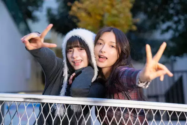 伝説のシスターズ、エリマリ姉妹が語るグラビアへの想い「ふたりにとってケンカも『イチャイチャ』のひとつみたいなものです（笑）」