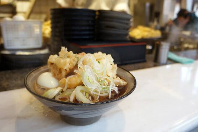 【天玉そば】もはや国宝。老舗大衆そば店「かめや」で食べる元祖天玉そば：パリッコ『今週のハマりめし』第215回