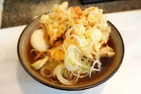 「【天玉そば】もはや国宝。老舗大衆そば店「かめや」で食べる元祖天玉そば：パリッコ『今週のハマりめし』第215回」の画像