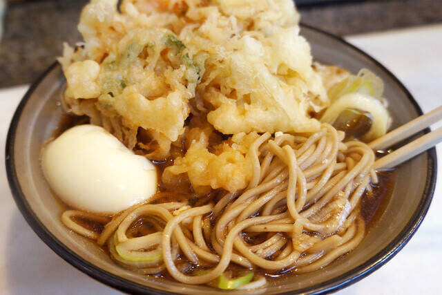 【天玉そば】もはや国宝。老舗大衆そば店「かめや」で食べる元祖天玉そば：パリッコ『今週のハマりめし』第215回