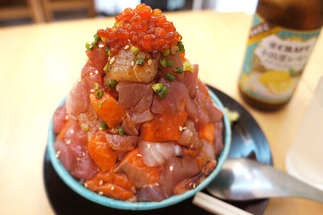 【海鮮丼】たまには日常から外れた贅沢がしたい。熱海の商店街名物の「海鮮てっぺん丼」は、まるで海鮮の富士山！：パリッコ『今週のハマりめし』第250回