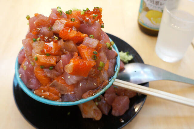 【海鮮丼】たまには日常から外れた贅沢がしたい。熱海の商店街名物の「海鮮てっぺん丼」は、まるで海鮮の富士山！：パリッコ『今週のハマりめし』第250回