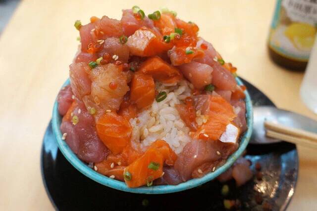 【海鮮丼】たまには日常から外れた贅沢がしたい。熱海の商店街名物の「海鮮てっぺん丼」は、まるで海鮮の富士山！：パリッコ『今週のハマりめし』第250回