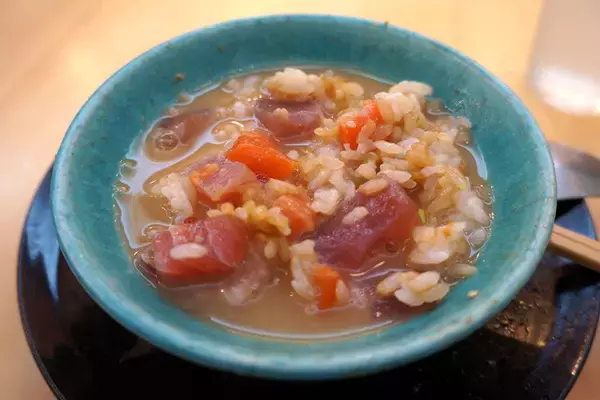 「【海鮮丼】たまには日常から外れた贅沢がしたい。熱海の商店街名物の「海鮮てっぺん丼」は、まるで海鮮の富士山！：パリッコ『今週のハマりめし』第250回」の画像