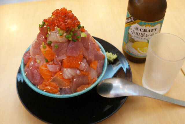 【海鮮丼】たまには日常から外れた贅沢がしたい。熱海の商店街名物の「海鮮てっぺん丼」は、まるで海鮮の富士山！：パリッコ『今週のハマりめし』第250回