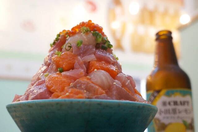 【海鮮丼】たまには日常から外れた贅沢がしたい。熱海の商店街名物の「海鮮てっぺん丼」は、まるで海鮮の富士山！：パリッコ『今週のハマりめし』第250回
