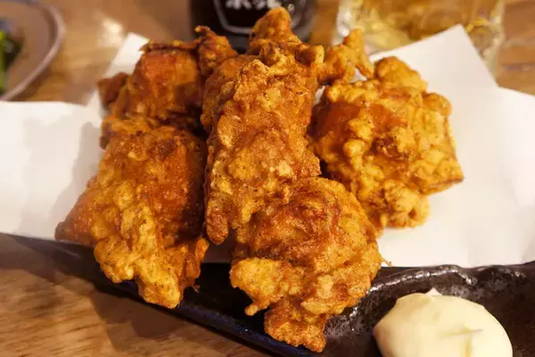 「【からあげ&ねこまんま】亀戸の酒場で出会った日替わりサービスからあげは、まさかの42円！ はたしてその実力は!?：パリッコ『今週のハマりめし』第219回」の画像