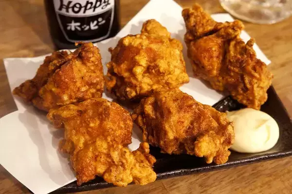 「【からあげ&ねこまんま】亀戸の酒場で出会った日替わりサービスからあげは、まさかの42円！ はたしてその実力は!?：パリッコ『今週のハマりめし』第219回」の画像