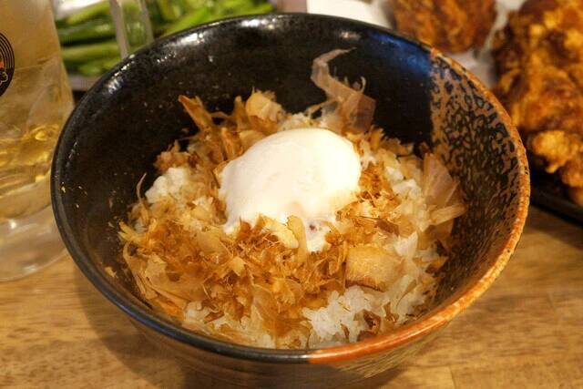 【からあげ&ねこまんま】亀戸の酒場で出会った日替わりサービスからあげは、まさかの42円！ はたしてその実力は!?：パリッコ『今週のハマりめし』第219回