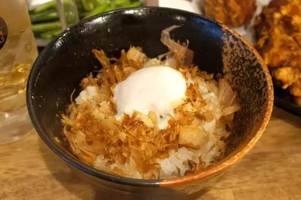 「【からあげ&ねこまんま】亀戸の酒場で出会った日替わりサービスからあげは、まさかの42円！ はたしてその実力は!?：パリッコ『今週のハマりめし』第219回」の画像