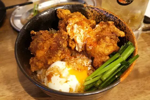 「【からあげ&ねこまんま】亀戸の酒場で出会った日替わりサービスからあげは、まさかの42円！ はたしてその実力は!?：パリッコ『今週のハマりめし』第219回」の画像