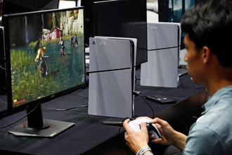 大幅値下げの「PlayStation5」は大ヒット中の「Switch2」に勝てるのか？