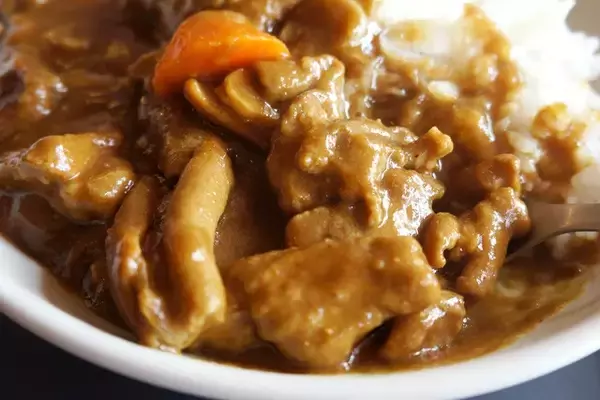 「【もつカレー】ごろごろ、とろとろのもつがカレーと融合。もつ煮専門店のもつカレーが絶品だった：パリッコ『今週のハマりめし』第241回」の画像