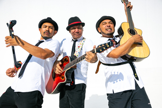 沖縄・石垣島のおじさんバンド「きいやま商店」が老若男女を笑顔にする理由