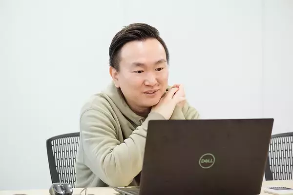 「ネタ作りは「削る」、本の執筆は「膨らます」　かまいたち山内に聞く初のエッセイ本」の画像