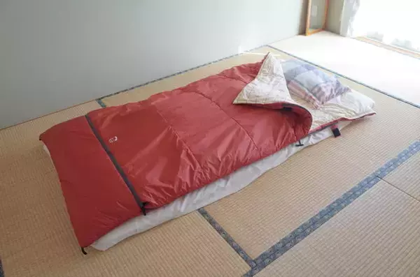 「ベッドもなし、カーテンもなし　徹底的ミニマリストの仰天生活」の画像