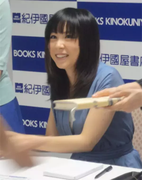 綿矢りさサイン会に長蛇の列