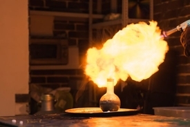 化学実験がまさかの大失敗　教師のミス連発で生徒が大火傷
