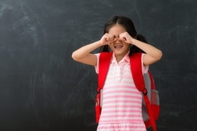 瞼を引き上げ空間に紙片をつっ込む　小学校低学年で危険なイジメ