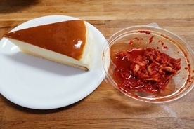 韓国人が絶賛！　チーズケーキにキムチをのせて食べると衝撃的ウマさ