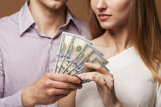 恋人にお金を貸したことがある割合が判明！カモになりやすいのは◯代女性と…