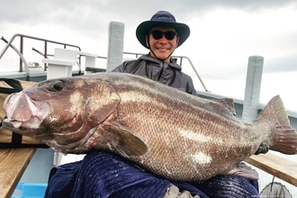 前澤友作氏、38kgもの巨大魚イシナギを釣り上げ歓喜　「待望の大物釣り」