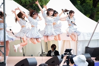 AKB48チームB、灼熱のステージで圧巻ダンス　「久しぶりの野外フェス」