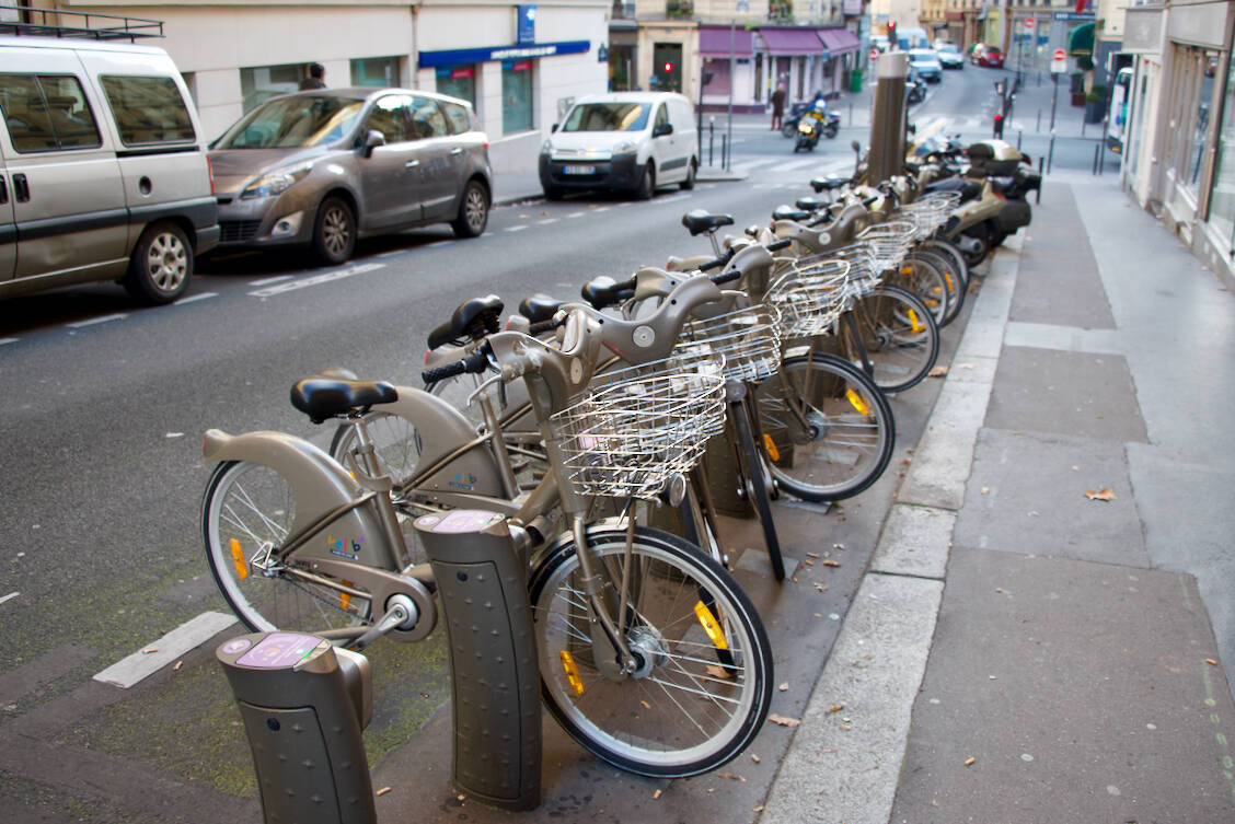 シェアリングエコノミー先進都市パリの自転車貸し出し事情 道端に乗り捨て可能に