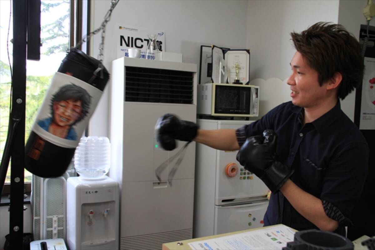 福利厚生は 社長の顔 入りサンドバッグ 殴ってストレス発散 愚痴の代わりに エキサイトニュース