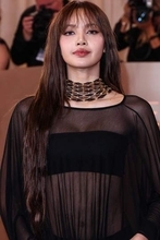 世界的K-POPアイドルが砂漠地帯で“背中丸見え”なドレス姿公開…議論になりやすい韓国スターたちの大胆ファッション