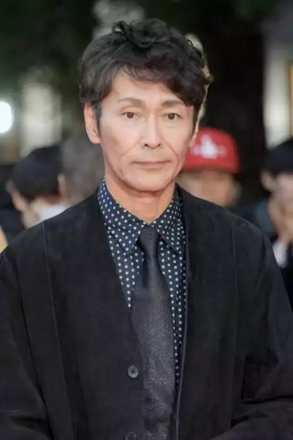 元木大介、全身白コーデ披露し「シュッとしてスリム」ファン絶賛…明石家さんまも番組で絶賛した“イケオジ化”加速