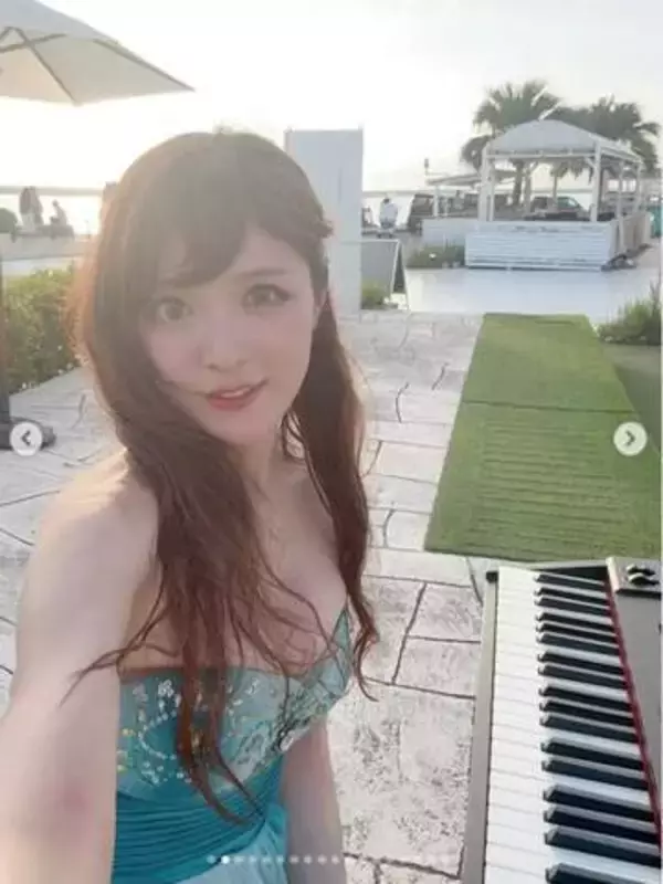 慶大卒ジャズピアニスト、沖縄での“ピタピタ”ワンピ姿に大反響…過去には写真集発売の“異色”経歴、『THE TIME,』に出演で話題も