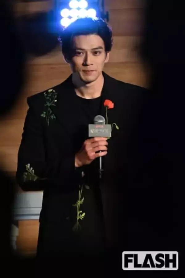 WBCの始球式に登場！　新田真剣佑『ONE PIECE』実写版のゾロ役姿をキャッチ、主演のメキシコ人ルフィは日本語ペラペラ