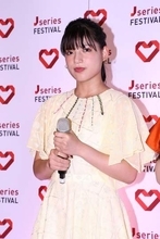 石井杏奈、驚異の美腹筋披露…ドラマで見せる“ナチュラル姿”とのギャップにネット衝撃