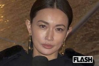 長谷川京子が披露した「あと1cm深くする?」胸元ギリギリ“Vネック”7歳年下実業家も魅了する止まらぬ色気