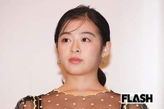 森七菜、舞台あいさつでの“スカートめくり”風衣装に思わず見入るファン続出“攻めた衣装”でも際立つ透明感