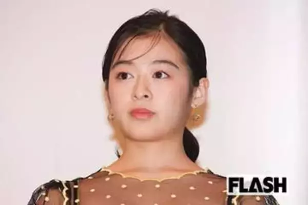 森七菜、舞台あいさつでの“スカートめくり”風衣装に思わず見入るファン続出“攻めた衣装”でも際立つ透明感