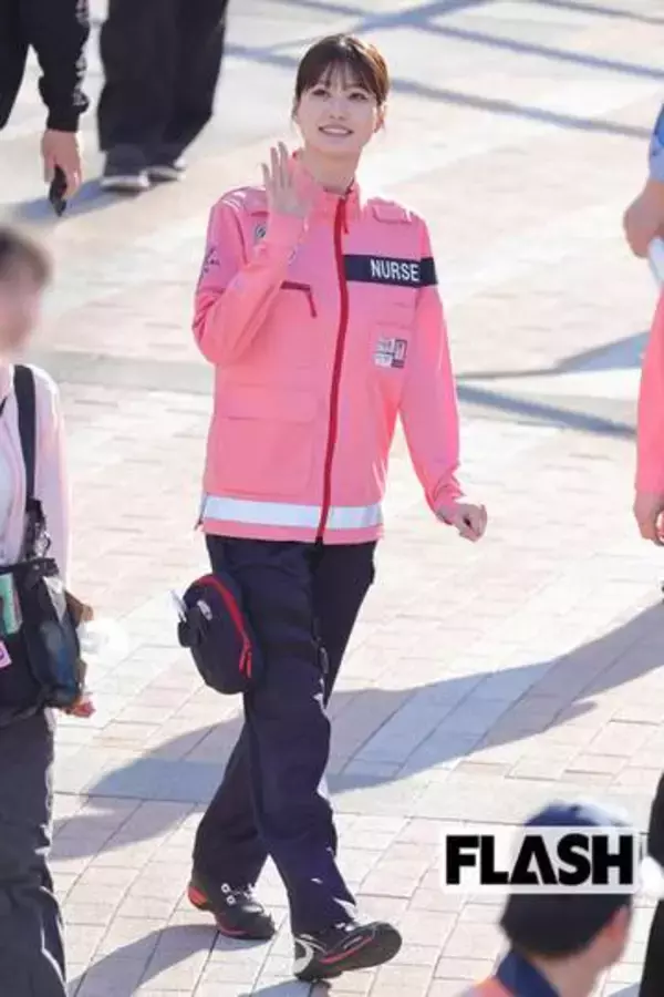 生見愛瑠、“太もも全見せ” ギリギリ私服に「はいてますか？」SNS衝撃…過去には “下着と見間違え” 衣装で続く大胆コーデ