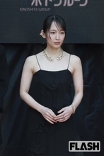 吉岡里帆の大胆デコルテ“漆黒ドレス”にファンも「ヒヤヒヤ」満島ひかり、鈴木京香ほか「東京国際映画祭」女優たちの美しすぎ姿