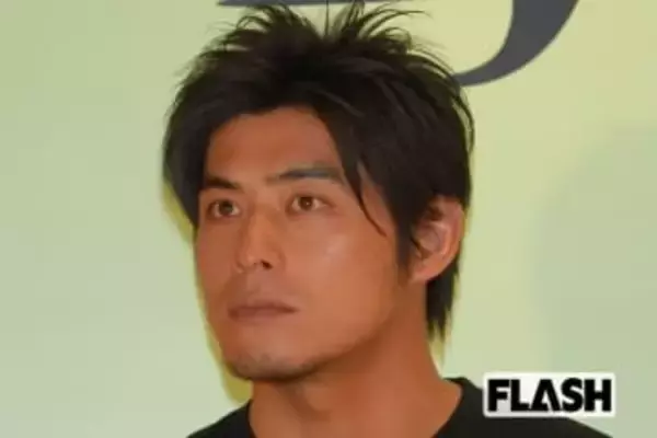 坂口憲二、父・坂口征二と人気プロレスラーのスリーショットを公開「デカいんだな、やっぱ」抜群スタイルに驚きの声