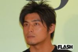 坂口憲二、父・坂口征二と人気プロレスラーのスリーショットを公開「デカいんだな、やっぱ」抜群スタイルに驚きの声