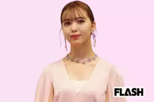 藤田ニコル　“素肌見せない”マタニティフォト公開、「お腹にレースが一枚あるだけで素敵」露出抑えた写真が絶賛