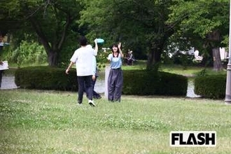 原菜乃華、フリスビーにシャボン玉、“満点笑顔のデート” ロケを発見！ 天才女優が見せた、意外な “弱点” とは