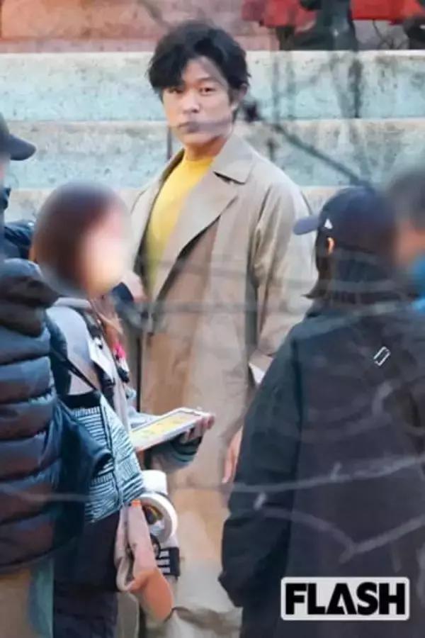 鈴木亮平・大人気主演映画『シティーハンター』第2弾ロケ姿目撃！　ドラマ共演中の“妻”に見せた“もっこり”